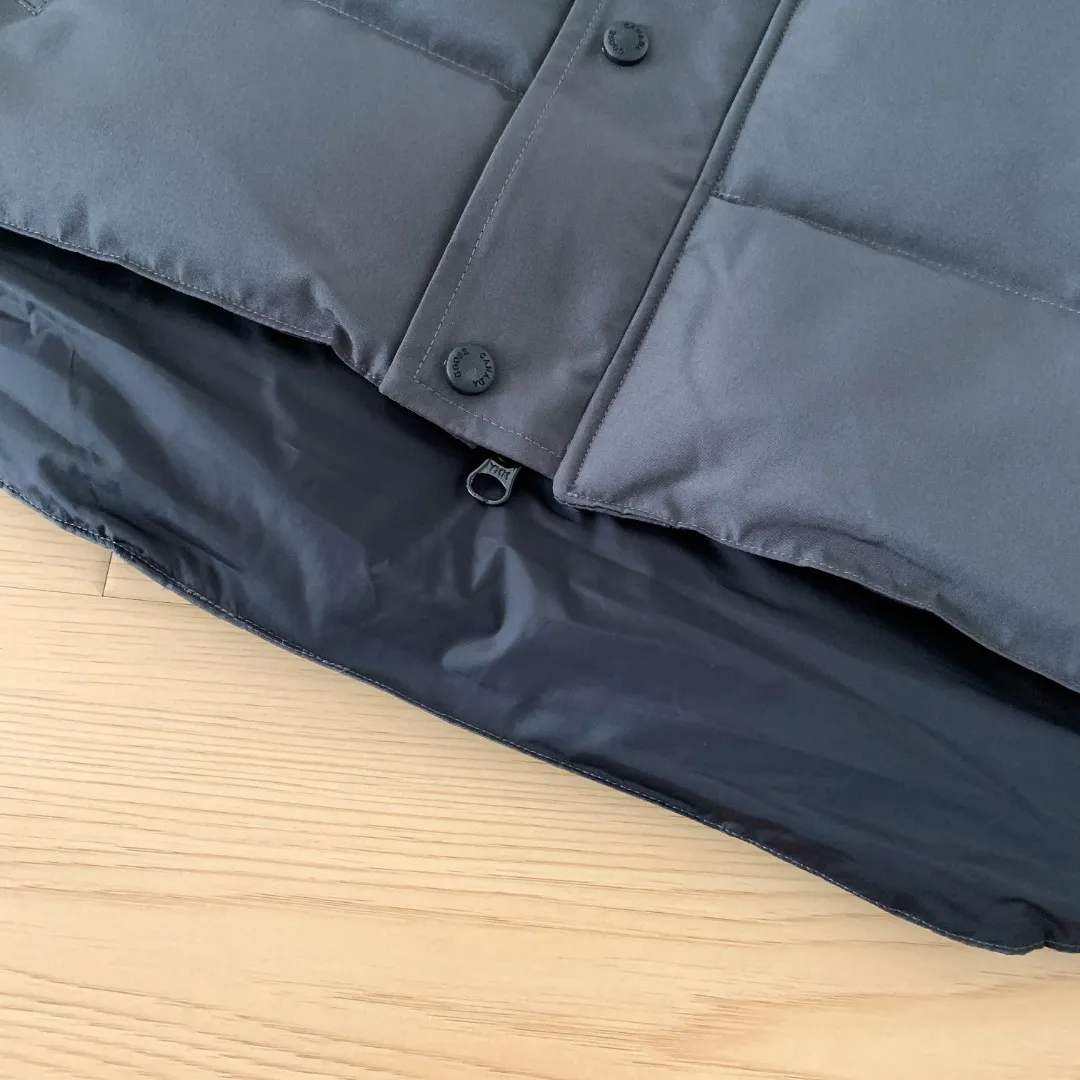 Style number: Y 138 𝑪𝒂𝒏𝒂𝒅𝒂 𝑮𝒐𝒐𝒔𝒆Canada Goose counter level! Canadagoose/Canada Goose New Arrival "2078APPSeries" down vest for men and women Material list: 1⃣ Original custom-made double plain 9500-100% nylon nylon fabric 2⃣ Original YKK zipper, non-sub-factory product 3⃣ National standard 80% white duck down from Guangzhou Inspection, (zp uses 80% white duck down/any boasts of 90% are fake) Material analysis characteristics: 1⃣ Original factory/9500-100% nylon 100% nylon Lurex yarn is actually 100% nylon, which is rarely pure now. Most of them are mixed with cotton thread or polyester. Our top original version is developed in accordance with ZP and uses the same material. 2⃣ As we all know, the original version uses 80% white duck down. The fill power refers to the cubic inches of volume occupied by each ounce (30 grams) of down under certain conditions. If the space occupied by one ounce of down is cubic inches, the fill power of the down is called . So we can simply understand it as: fill power is the volume of down, and the volume of down is fill power. The higher the fill power of down, it means that under the same filling amount, down can fix a larger volume of air layer to keep warm and insulate, so the warmth retention of down is better. Size:XS-2XL Color: Navy Blue Beige Gray Black Red Label Black Black Label